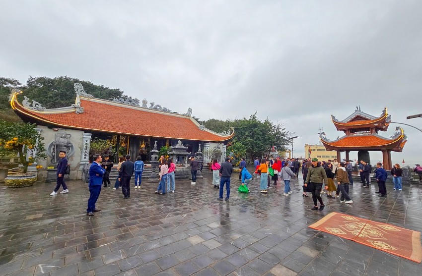 Đông đảo người dân và du khách đến chiêm bái tại Lễ hội Đảo dấu