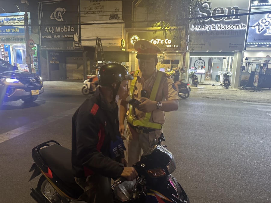 Thượng úy Hoàng Đình Tuấn Tổ trưởng tổ số 2, Cảnh sát giao thông, trật tự Công an TP Biên Hòa cho biết, tổ công tác thường xuyên thay đổi thời gian, địa điểm, tiến hành tuần tra lưu động, lập chốt xử lý các lỗi vi phạm, tập trung nồng độ cồn, ma túy, tốc độ, không có giấy phép lái xe.