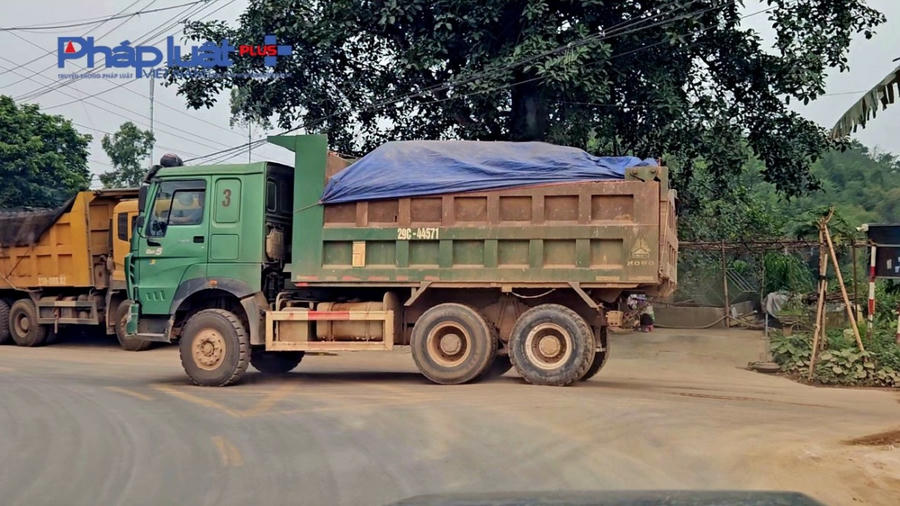 Xe cơi nới thành thùng có dấu hiệu quá tải, mắt thường có thể thấy rõ.