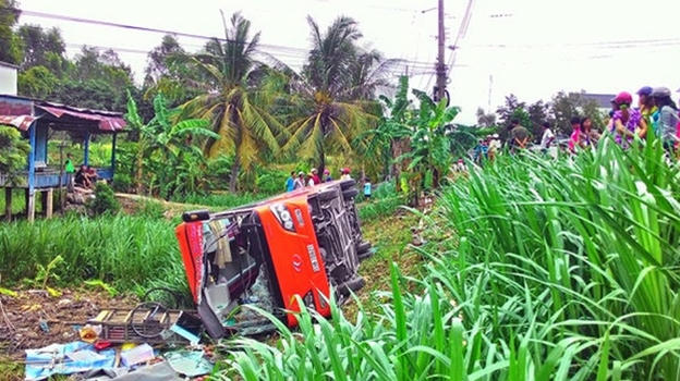 Hiện trường vụ tai nạn lật xe trên quốc lộ 91 - Ảnh Bửa Đầu