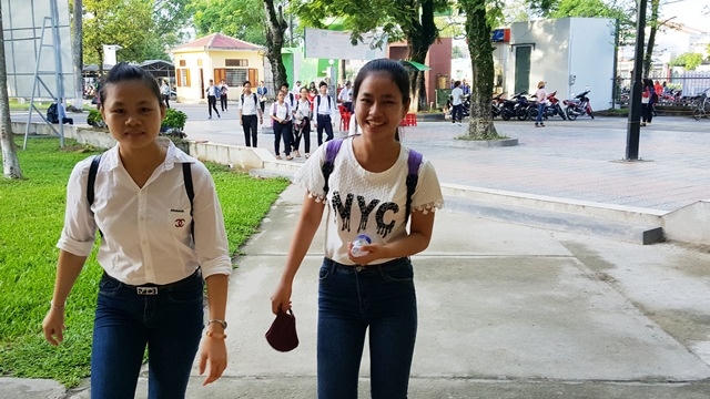 Nụ cười phấn chấn của 2 nữ thí sinh thi ở điểm Đại học Nông lâm Huế, cụm 33.