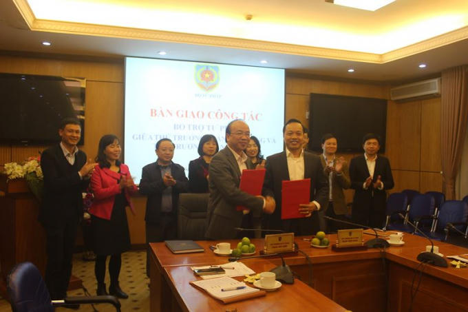 Thứ trưởng Trần Tiến Dũng bàn giao công tác bổ trợ tư pháp với Thứ trưởng Phan Chí Hiếu.