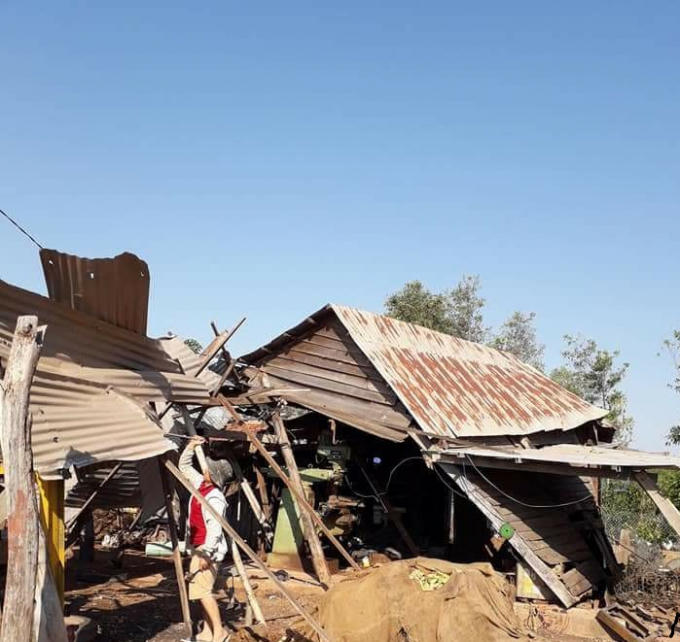 Nhiều ngôi nhà bị sập, tốc mái.