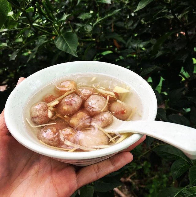 Vị thanh ngọt của đường kết hợp với béo ngậy, mằn mặn của heo quay trong miếng bột lọc dẻo dai, thoảng nhẹ hương gừng khiến thực khách không bị ngấy. Ảnh: @duyentrinh_0112