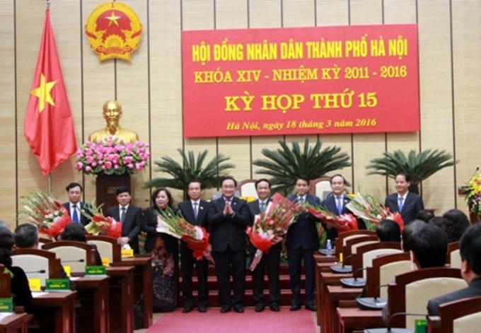 Bí thư Thành uỷ Hà Nội Hoàng Trung Hải tặng hoa các nhân sự mới được bầu tại Kỳ họp thứ 15 HĐND TP. Hà Nội khoá XIV nhiệm kỳ 2011-2016.