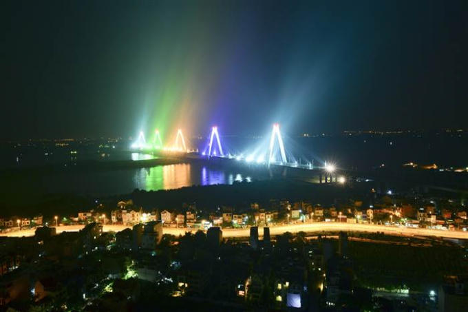 Cầu Nhật T&acirc;n rực rỡ trong đ&ecirc;m (Ảnh: L&ecirc; Hiếu).