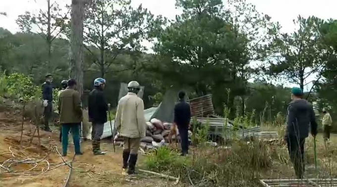 Một trong những nhà trái phép bị tháo dỡ xuống.