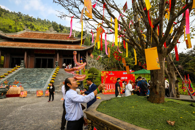 Hái lộc đầu năm; khu vườn ước nguyện; Rước tài lộc đầu xuân; Họa chân dung ngày đầu năm; Xoay quạt đổi vận; Tiếng trống khai xuân... cũng thu hút người dân tham gia.