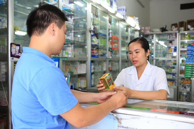 Chị Lan Anh chủ nhà thuốc Quỳnh Mai vui vẻ tư vấn sản phẩm Tâm Bình cho người tiêu dùng.