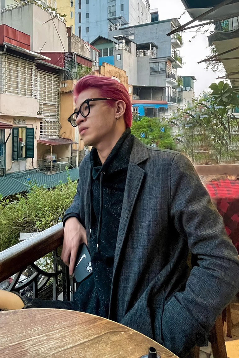 Phạm Minh Hiếu (sinh năm 2000, Hà Nội) đang theo học ngành Quản trị kinh doanh quốc tế chương trình Chất lượng cao ở Đại học Kinh tế quốc dân. Cậu sở hữu kênh Tiktok Hiếu Shyn với 1,3 triệu người theo dõi và hơn 58 triệu lượt