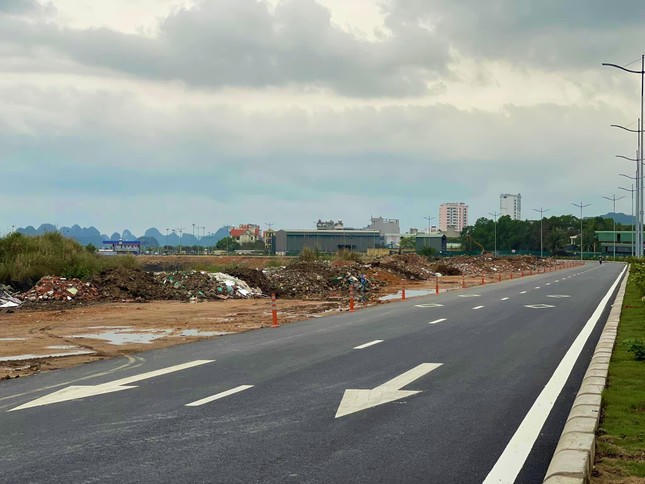 Tuyến đường vừa hoàn thành giai đoạn 1 để chuẩn bị bàn giao cho địa phương tiếp tục xây dựng và quản lý nhưng liên tiếp xảy ra tình trạng đổ trộm rác thải.