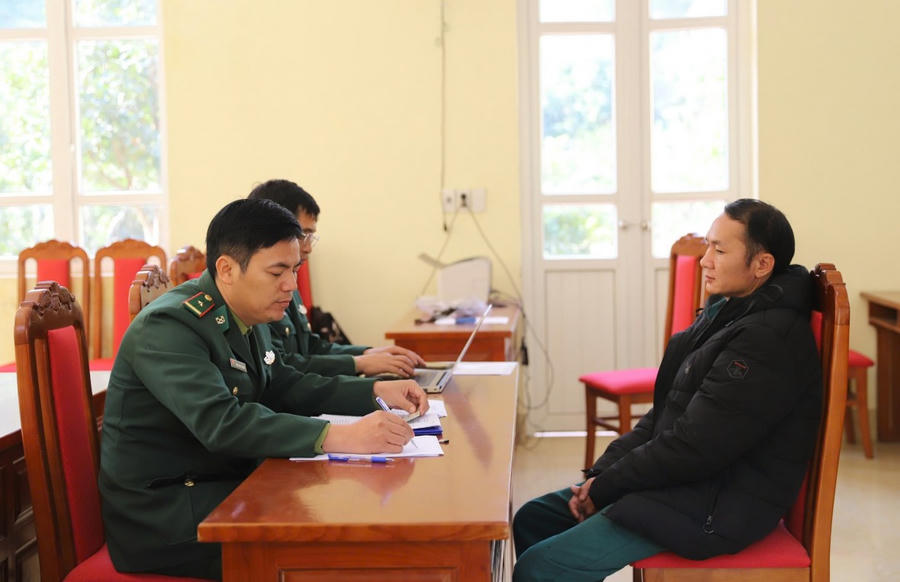 Lực lượng Bộ đội Biên Phòng Đồn Biên phòng cửa khẩu Hoành Mô lấy lời khai đối tượng Chíu Phúc Dẩu.