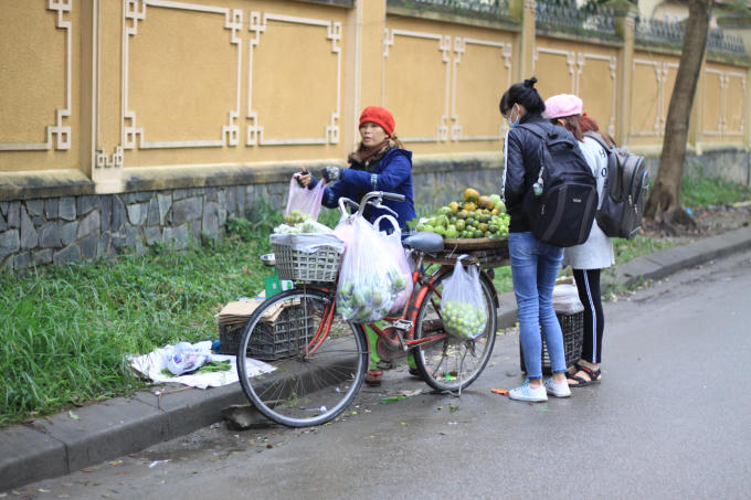Chiếc xe đạp nhỏ chở gánh hàng. (Ảnh: Phùng Hà)