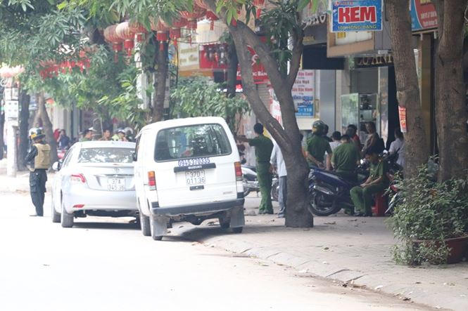 Ki ốt, nhà dân trên đường Hồng Bàng đóng cửa để phục vụ cho công tác an ninh.