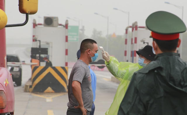 Theo một cán bộ công an thuộc tổ kiểm soát, thực hiện quy định của UBND TP Hải Phòng, tất cả những xe đi từ vùng dịch, khi đến chốt kiểm tra liên ngành là phải quay đầu về Hà Nội. Riêng với các trường hợp đưa người đi cấp cứu, trường hợp hiểm nghèo hoặc khẩn cấp khác thì sẽ được lưu thông nhưng phải khai báo y tế, để lại thông tin cá nhân, số điện thoại....