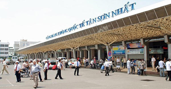 Sân bay Tân Sơn Nhất đang quá tải cả trong lẫn ngoài.