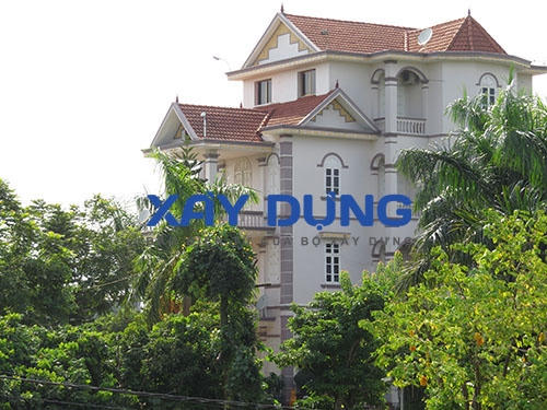 Chủ nhân của dinh cơ với đầy đủ ao, vườn, xế đẹp này là ông Vũ Anh Thắng - Chủ tịch HĐQT Doanh nghiệp Anh Thắng - một người làm trong lĩnh vực khoáng sản nổi tiếng tại Thái Nguyên.