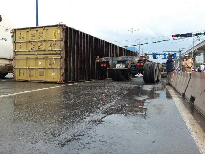 Thùng container lật khỏi rơ mooc trên xe lộ Hà Nội.