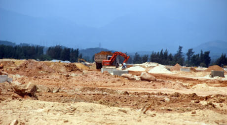 Một xe chở đất về san lấp KDC Cà Ninh.