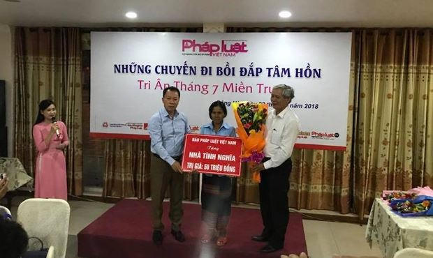 Tiến sĩ Đ&agrave;o Văn Hội, Tổng Bi&ecirc;n tập B&aacute;o PLVN v&agrave; &ocirc;ng Đ&agrave;o Chuẩn - Gi&aacute;m đốc Sở Tư ph&aacute;p tỉnh Thừa Thi&ecirc;n - Huế trao tặng &ldquo;Ng&ocirc;i nh&agrave; Tư ph&aacute;p&rdquo; cho b&agrave; Căn Than.