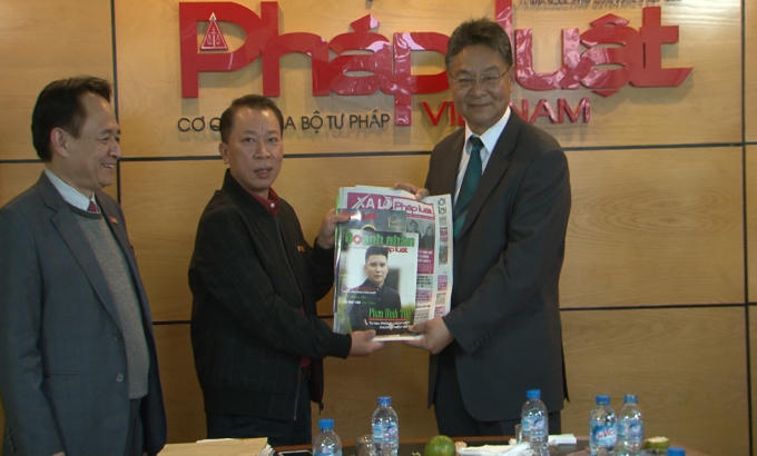 TS, Nhà báo Đào Văn Hội - Tổng biên tập Báo Pháp luật Việt Nam tặng các ấn phẩm của Báo PLVN cho Hội nhà báo toàn Trung Quốc.