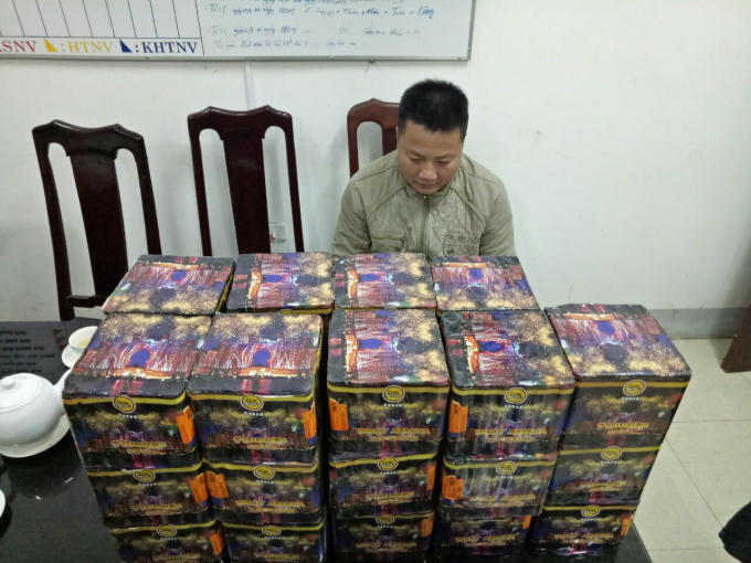Đối tượng cùng tang vật thu giữ được là 42kg pháo hoa.