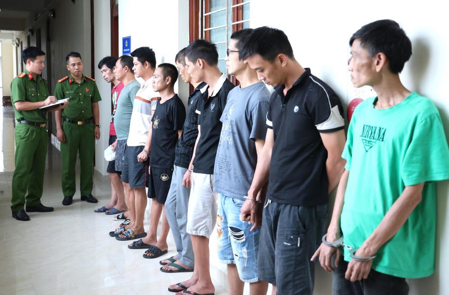 Nhóm đối tượng bị phát hiện, bắt giữ về hành vi tổ chức, sử dụng trái phép chất ma túy tại xã Nam Lý, tỉnh Ninh Bình. (Ảnh: Công an tỉnh Ninh Bình)
