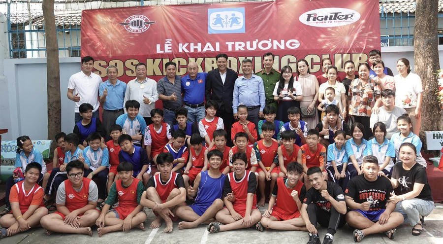 rẻ em làng SOS Tp HCM vui trong ngày khai trương SOS Kickboxing Clup