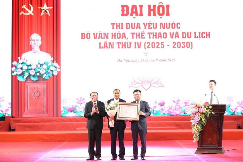 Phó Thủ tướng Lê Thành Long và Bộ trưởng Nguyễn Văn Hùng đã trao tặng danh hiệu Anh hùng Lao Động, chúc mừng huấn luyện viên Mai Đức Chung. Ảnh: Trần Huấn