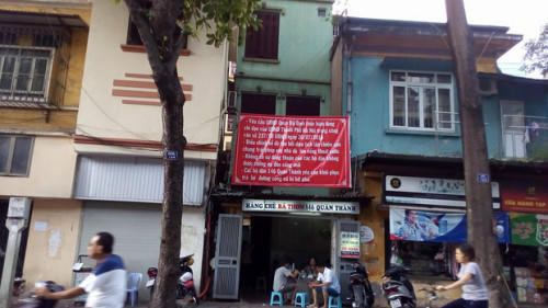 Các cư dân sống ở ngôi biệt thự cổ đã nhiều năm treo băng rôn yêu cầu quận Ba Đình thực hiện đúng pháp luật, trả lại cống chính cho ngôi nhà.