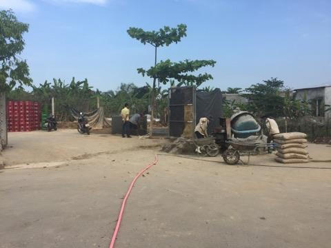 Một số công nhân đang tiến hành đổ bê tông thi công các hạng mục nền móng của trạm.