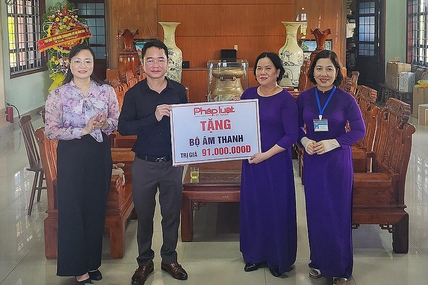 Trao tặng Ban Di di tích quốc gia đặc biệt Thành Cổ Quảng Trị một bộ âm thanh hỗ trợ thuyết minh.