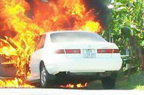 Bốn người trên ôtô bốc cháy kịp thoát ra ngoài trước. Ảnh: Nhật Nam.