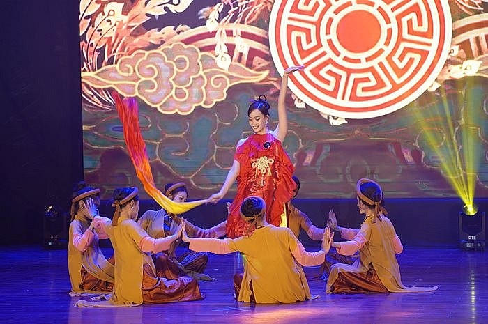 Thí sinh mang SBD 55 - Nguyễn Minh Châu, gợi nhắc tới một nét đẹp văn hoá lâu đời của người Việt Nam - gieo quẻ đầu năm.