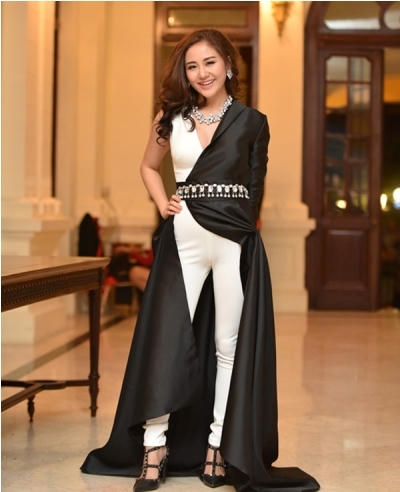 Không ai hiểu công dụng của chiếc áo choàng lệch phải mà Văn Mai Hương diện để làm gì, khi trông nó thật lôi thôi. Ảnh: internet.