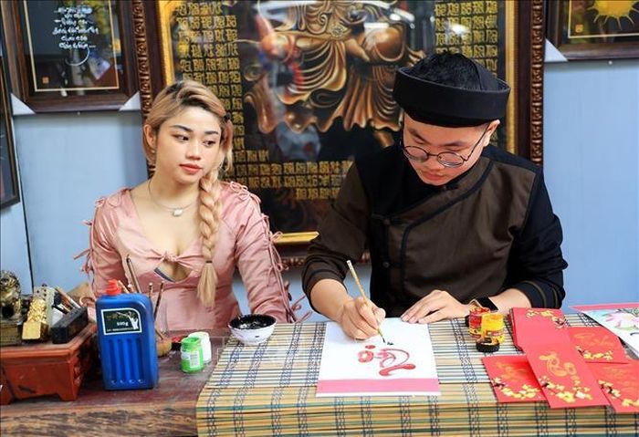 Ông đồ viết chữ tặng bạn trẻ ngày 29 Tết Nguyên đán Quý Mão 2023.