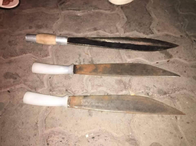 Tang vật là 3 con dao dài 50cm.