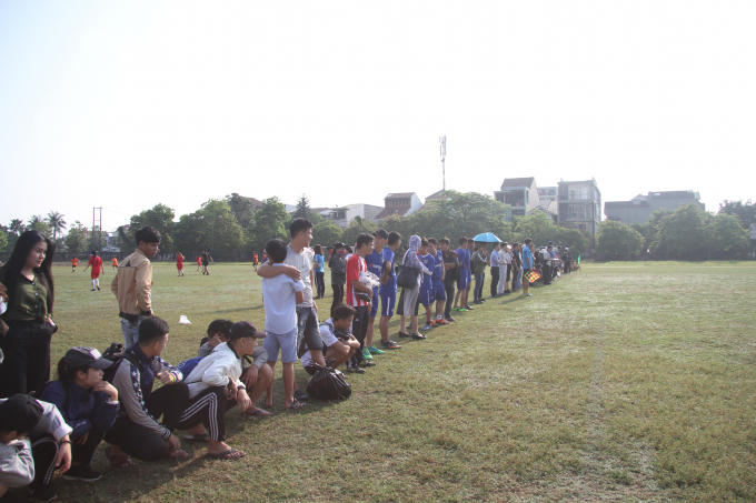 Cổ động viên của các đội.