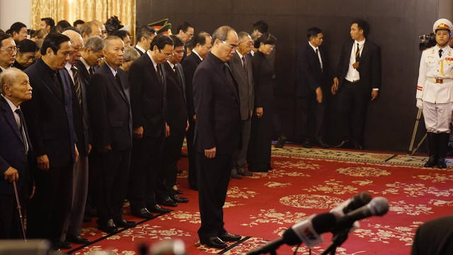 Đoàn Thành uỷ TPHCM do Bí thư Thành uỷ Nguyễn Thiện Nhân tiến lên thắp nén hương tiễn biệt và cùng cả đoàn mặc niệm Chủ tịch nước.