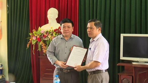 Ông Trịnh Đình Sính (trái), Phó bí thư Thành ủy Bắc Kạn dính nhiều sai phạm bị kỷ luật cảnh cáo.