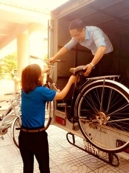 Những chiếc xe đạp cũ được vận chuyển đến trường để sửa chữa làm quà tặng các em.