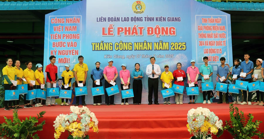 Lãnh đạo tỉnh Kiên Giang tặng quà cho đoàn viên, người lao động khó khăn