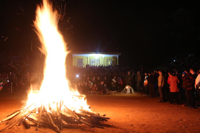 Ðống lửa đang cháy rừng rực ở giữa sân.