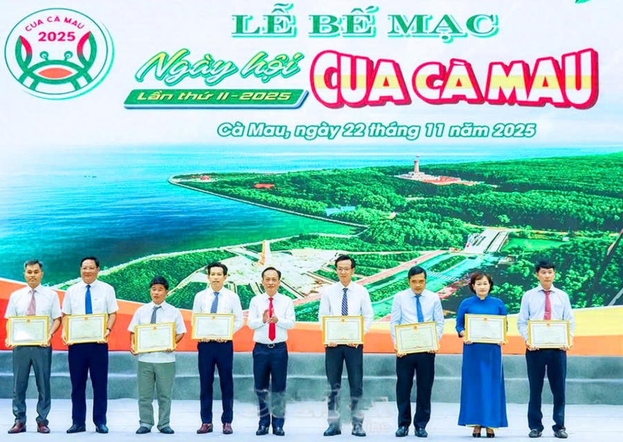 Ông Phạm Văn Thiều – Phó Bí thư Tỉnh ủy, Chủ tịch HĐND tỉnh Cà Mau trao Bằng khen của UBND tỉnh cho các tập thể có thành tích xuất sắc trong công tác tổ chức Ngày hội (Ảnh: LP).