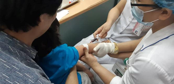 Lấy máu làm xét nghiệm cho trẻ.