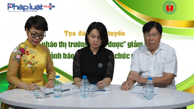 Bà Trần Việt Nha, Phó Cục trưởng Cục An toàn thực phẩm, Bộ Y tế (giữa) tại buổi tọa đàm.