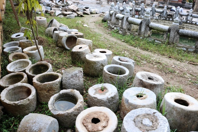 Chiếc cối xay bột bằng đá mài được sư Thắng cho biết có niên đại cả trăm năm tuổi.