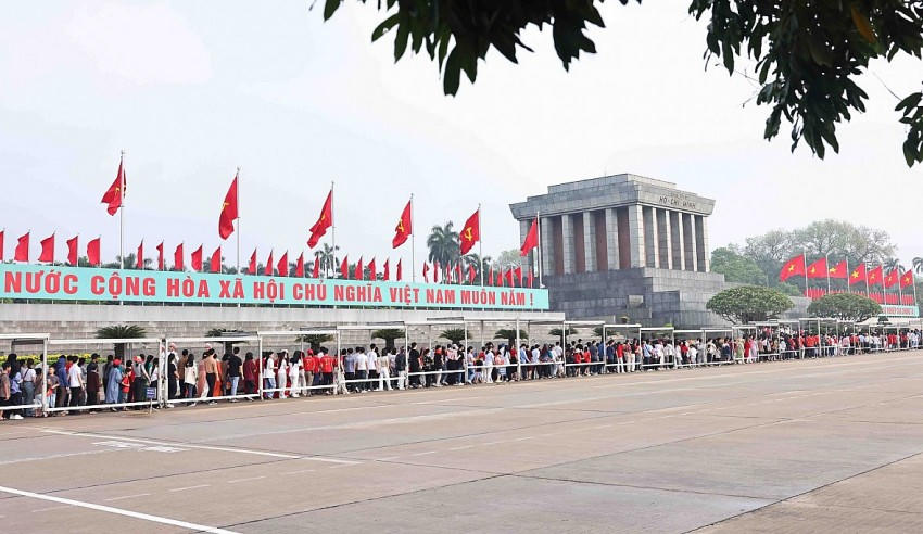 Hàng nghìn người dân và du khách thành kính vào Lăng viếng Chủ tịch Hồ Chí Minh. Ảnh:TTXVN