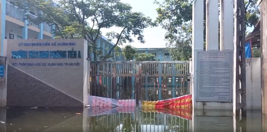 Hình ảnh tại cổng trường THCS Nam Phương Tiến A đang bị ngập sâu trong nước lũ.