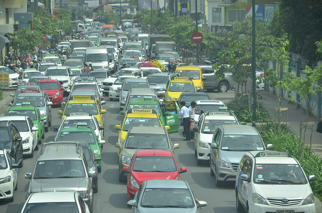 Một người dân xuống taxi để đi bộ vào sân bay vì kẹt xe nghiêm trọng